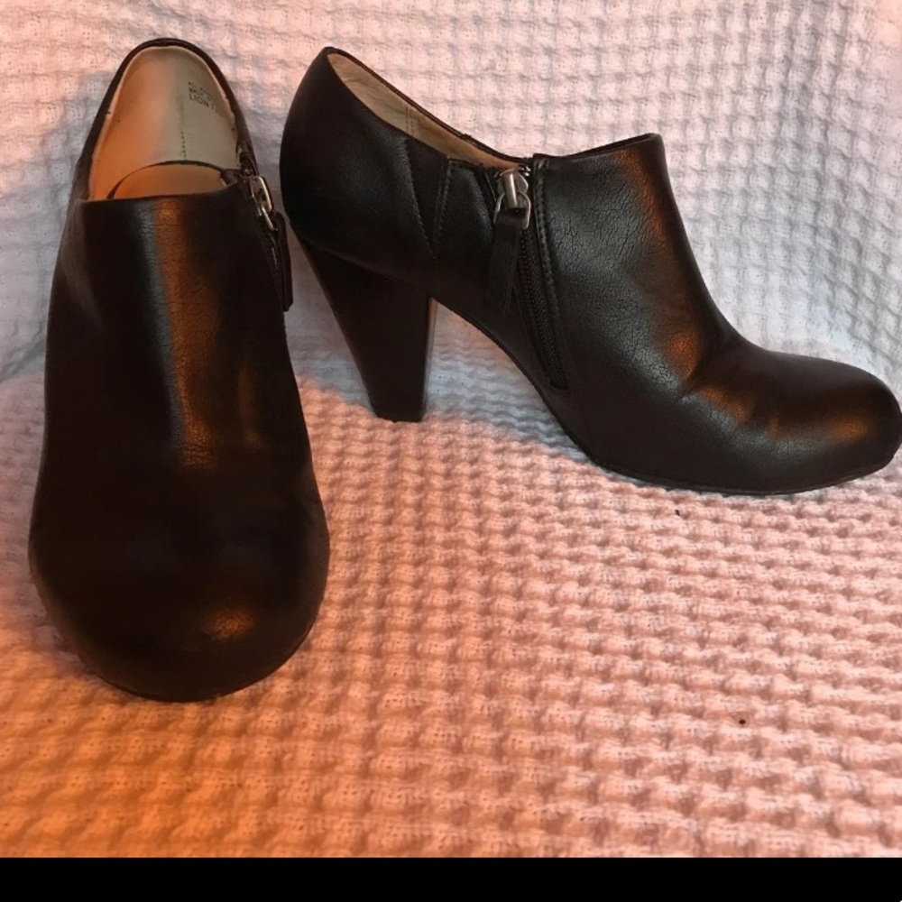Crown Vintage brand 7.5 Wide Bootie